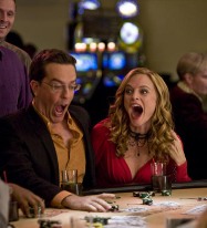 El personaje de Heather Graham se hace "amiga" de uno de los amigos fiesteros y luego termina también siendo parte de la aventura